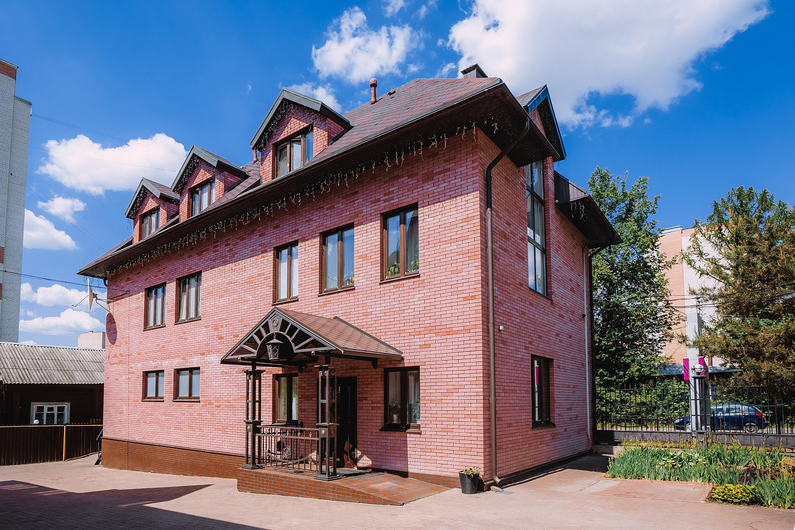 Iris Hotel 
