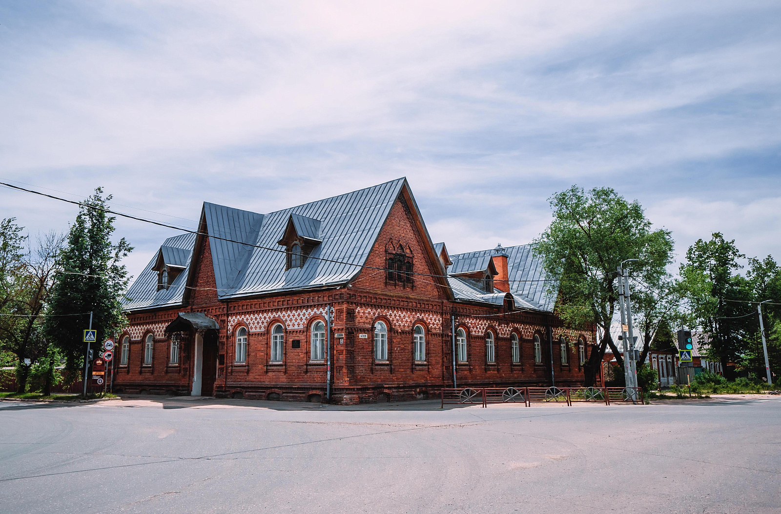 Gus-Crystal Historical and Art Museum